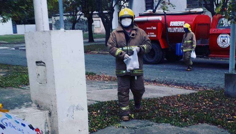 Gran iniciativa de los Bomberos de Fuentes: regalitos para los niños