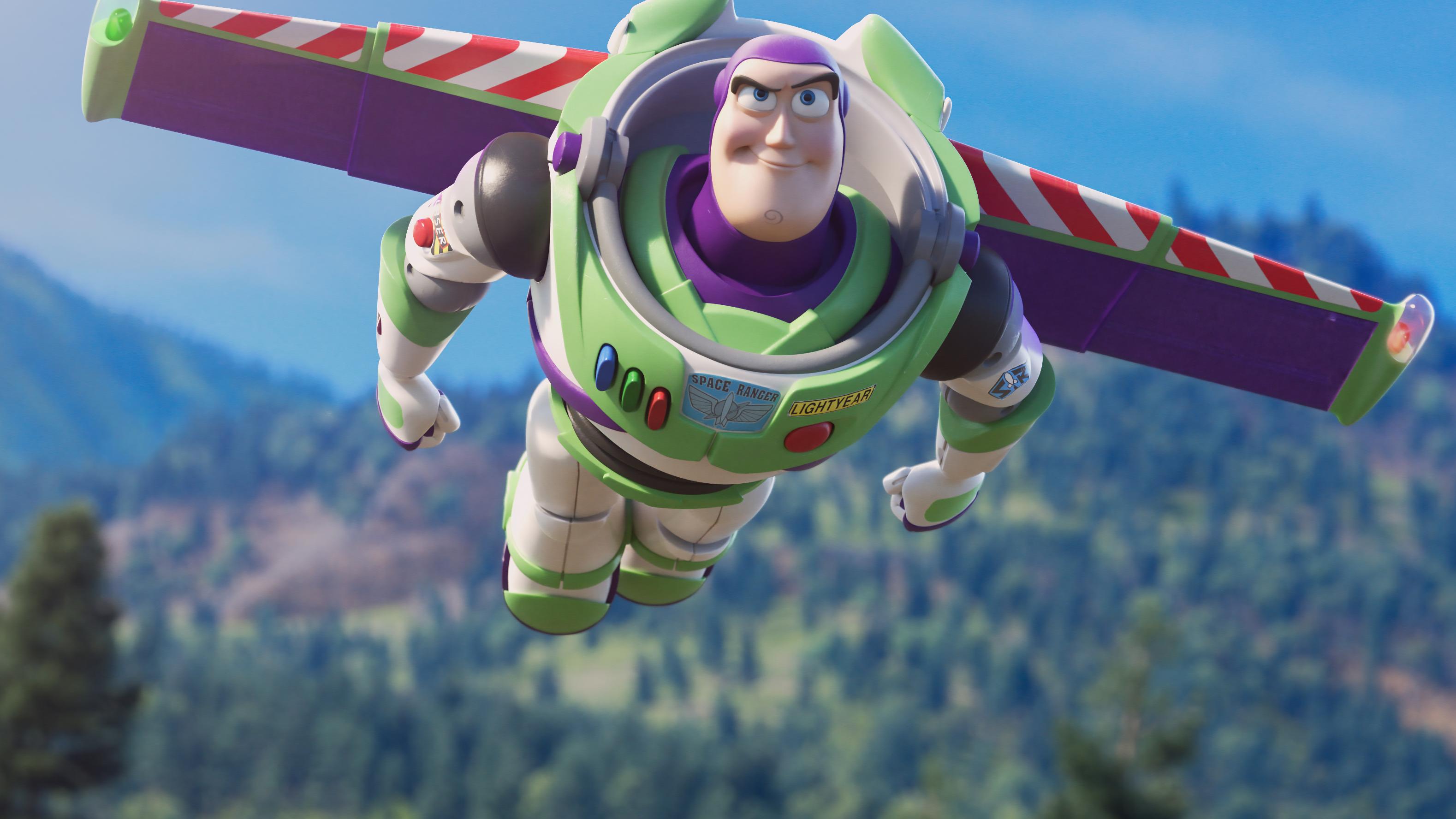 Fue al supermercado con el casco de Buzz Lightyear y se volvió viral