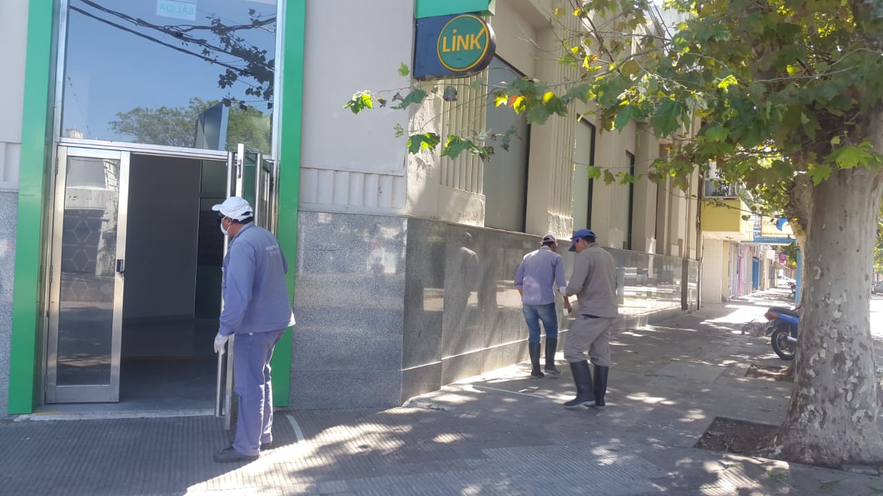 Los bancos tendrán que brindar turnos y atender respetando eso.