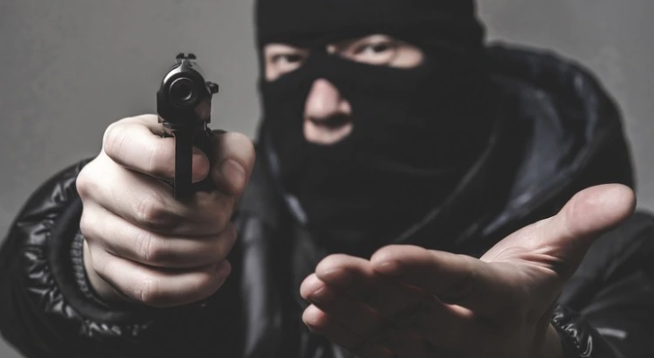 Ladrones taparon su rostro utilizando "cueliito" y barbijo.