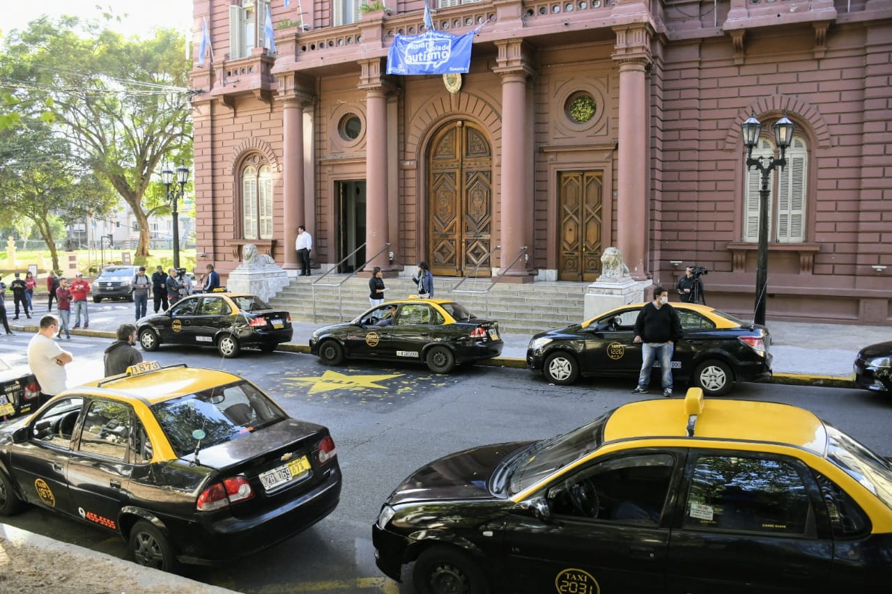Titulares y peones de taxi piden una respuesta del municipio.