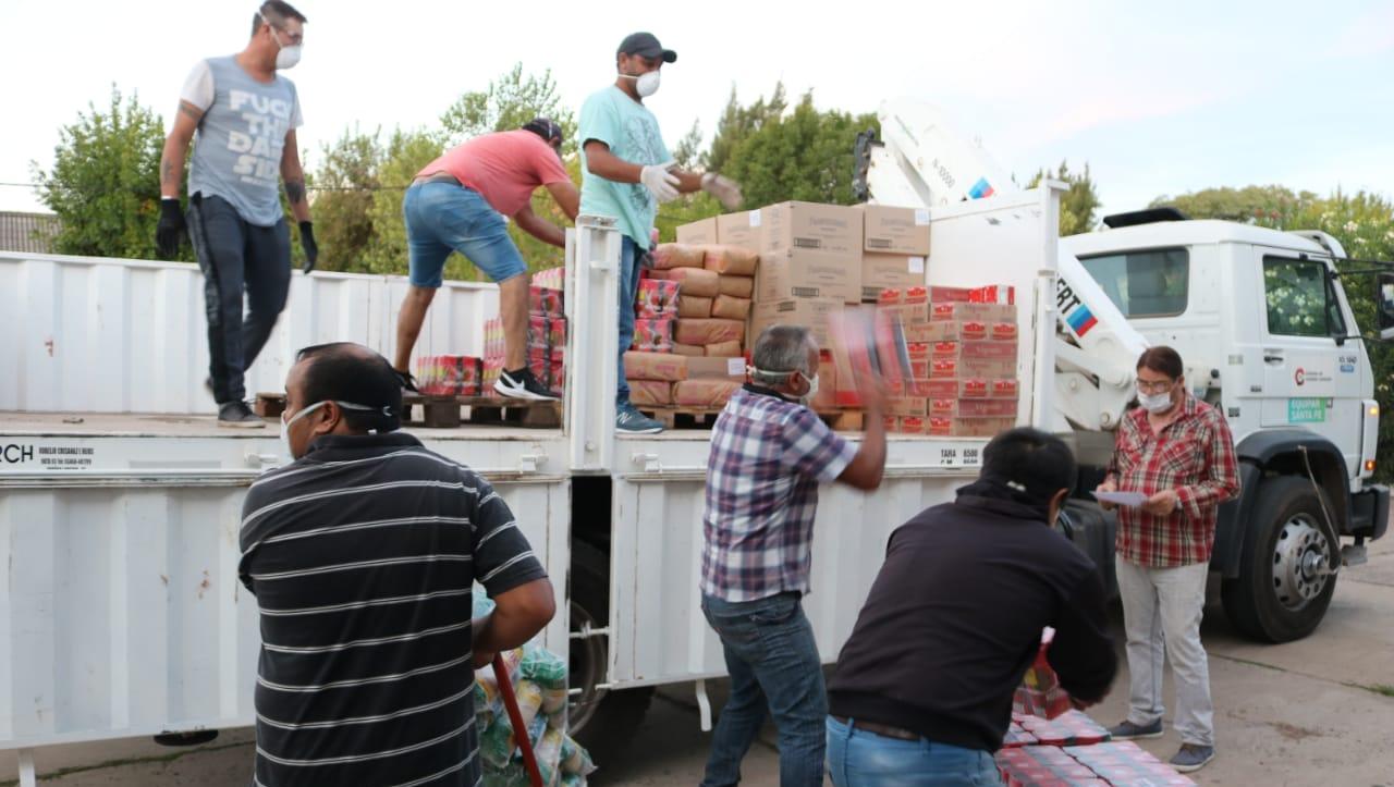 Rosconi estuvo presente en la descarga de alimentos.