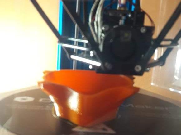 El lado bueno de la pandemia: una escuela imprime barbijos en 3D.
