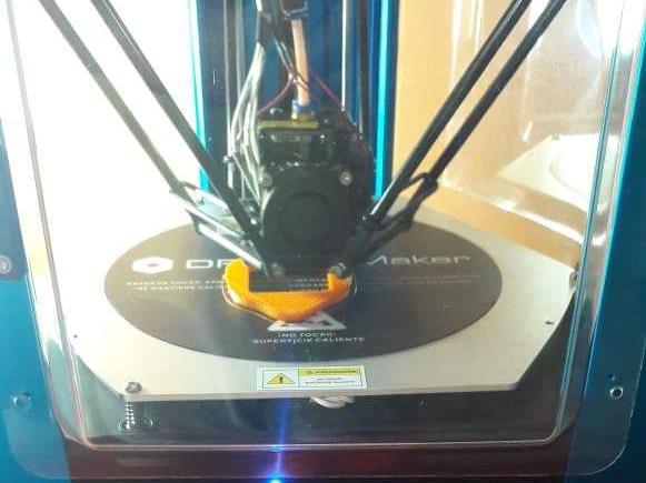 El lado bueno de la pandemia: una escuela imprime barbijos en 3D.