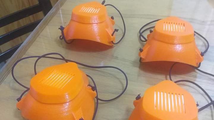 El lado bueno de la pandemia: una escuela imprime barbijos en 3D.