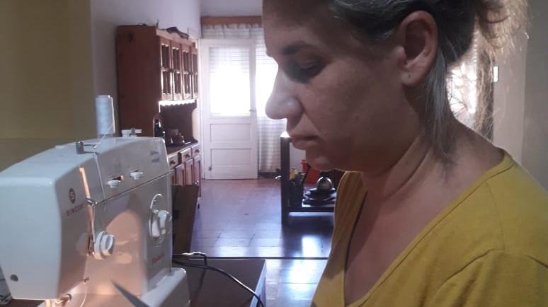 La concejala Manuela Bonis confeccionando barbijos.