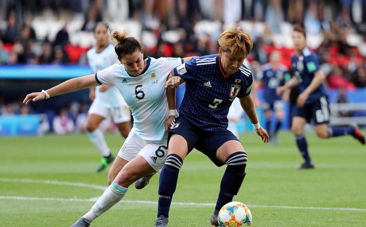 Aldana Cometti disputa el balón a una jugadora japonesa.