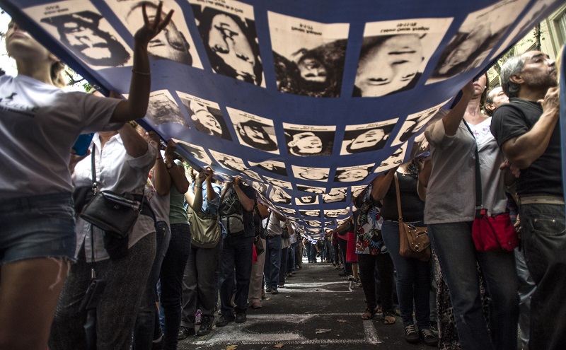 Hay 1563 personas en libertad, el 28% está detenido (913) y el 24% falleció.
