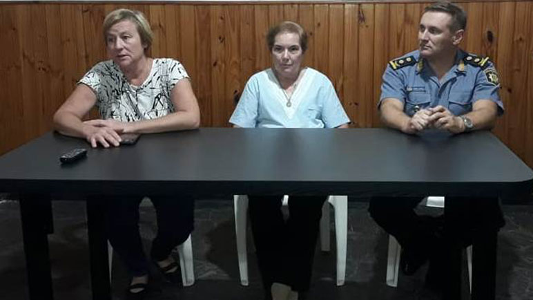 La policía recibió capacitación de parte de una profesional de la salud.