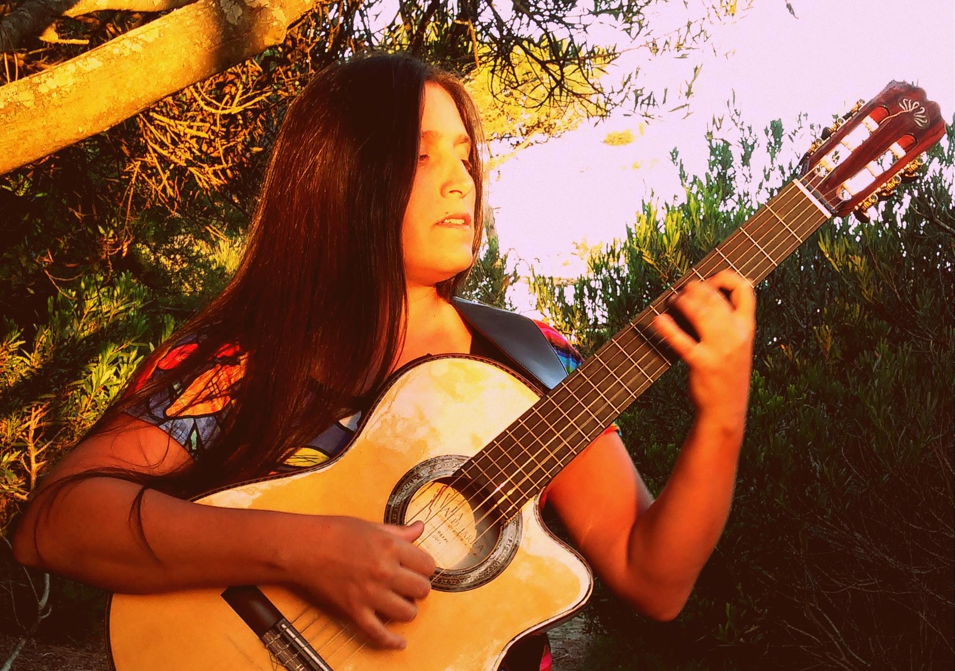 Dafne Usorach celebra 10 años de cantautora con grabación en vivo 
