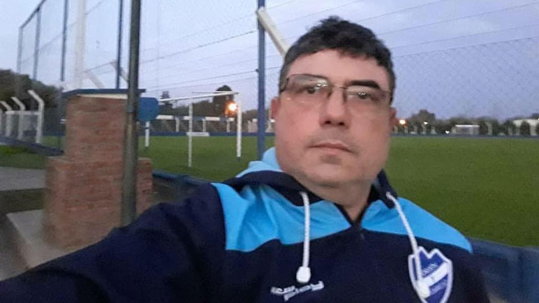 Perico Pérez con la indumentaria del Azul y el Estadio 25 de Mayo de fondo.