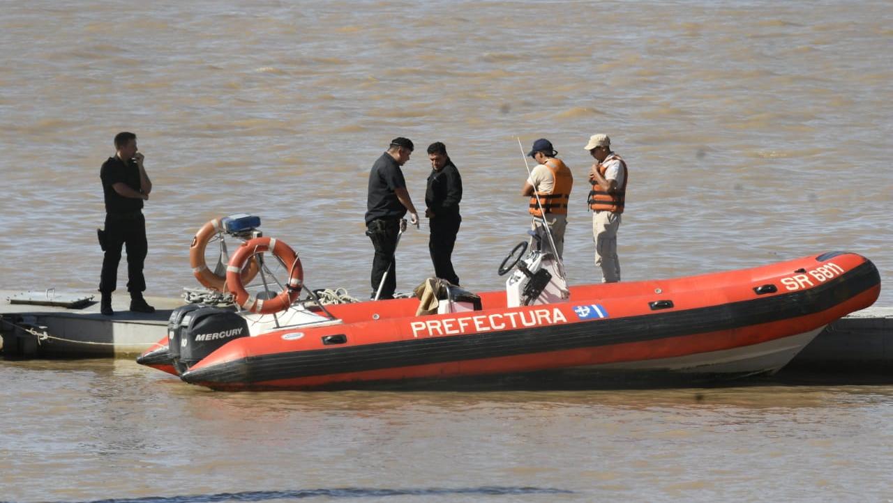 Prefectura retiró el cuerpo del agua cerca de las cinco de la tarde.