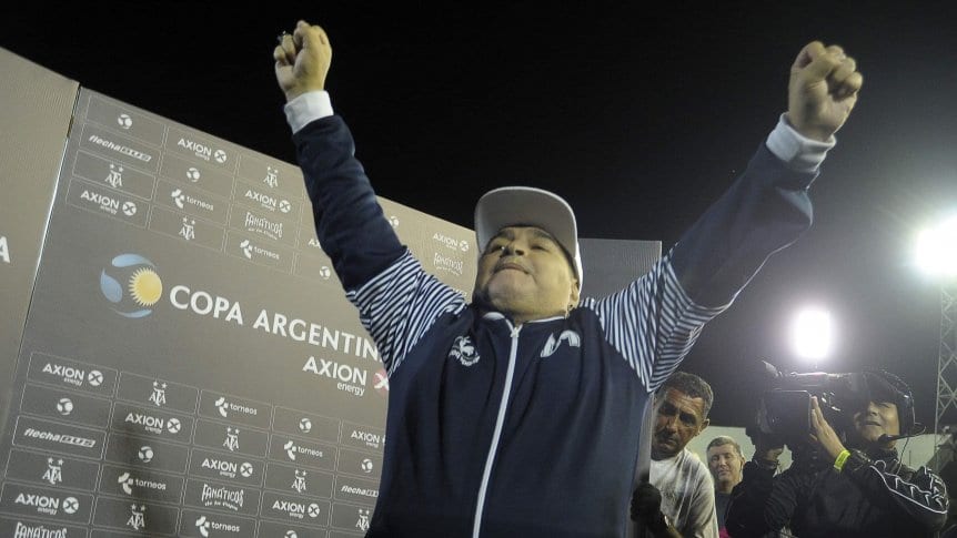Maradona le tiró flores a Messi