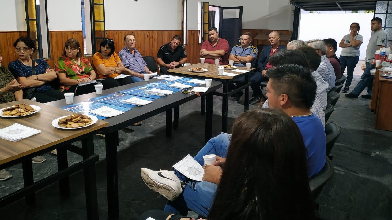 Integrantes de diferentes vecinales en reunión con autoridades por más seguridad .