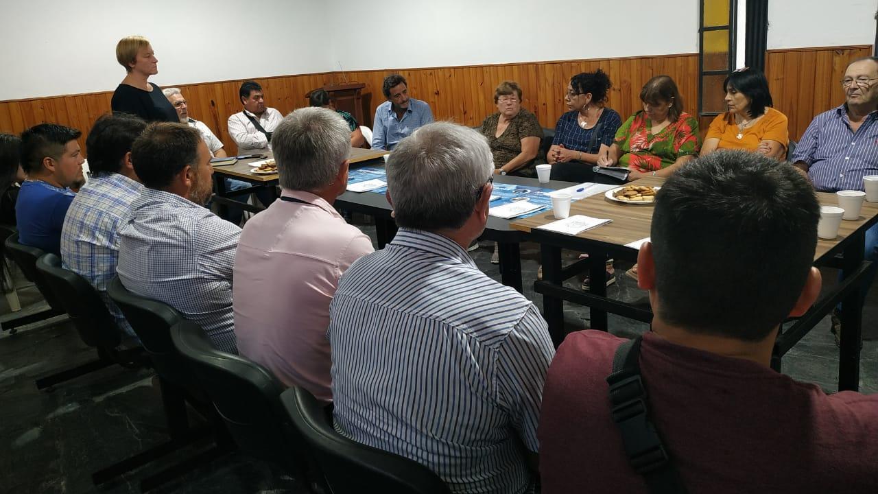 Integrantes de diferentes vecinales en reunión con autoridades por más seguridad .