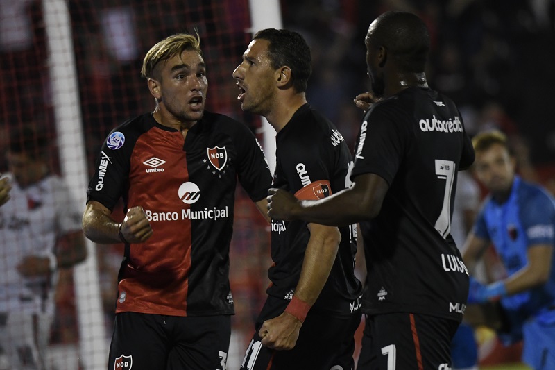 Newell's goleó a Colón de la mano de Pablo Pérez y Maxi Rodríguez