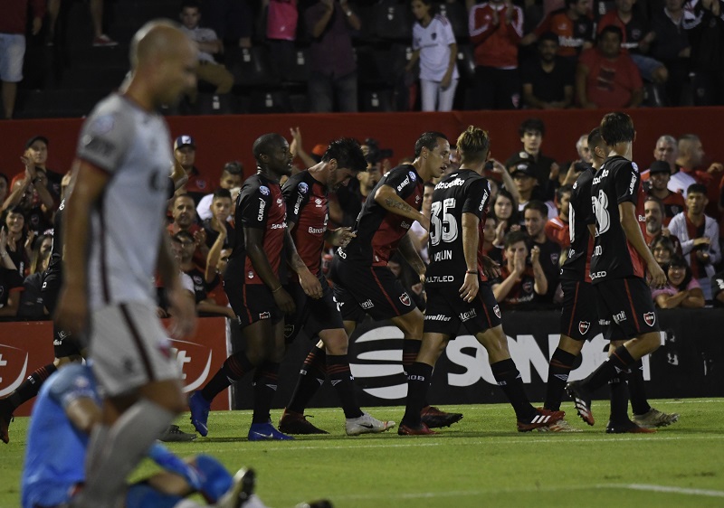 Newell's goleó a Colón de la mano de Pablo Pérez y Maxi Rodríguez