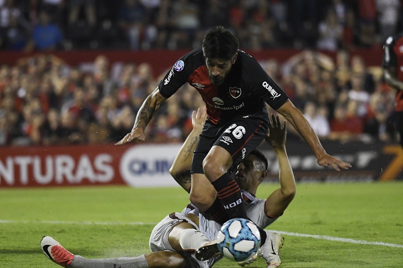 Newell's goleó a Colón de la mano de Pablo Pérez y Maxi Rodríguez
