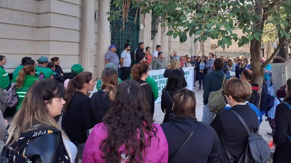 Los empleados municipales en las afueras del Palacio.