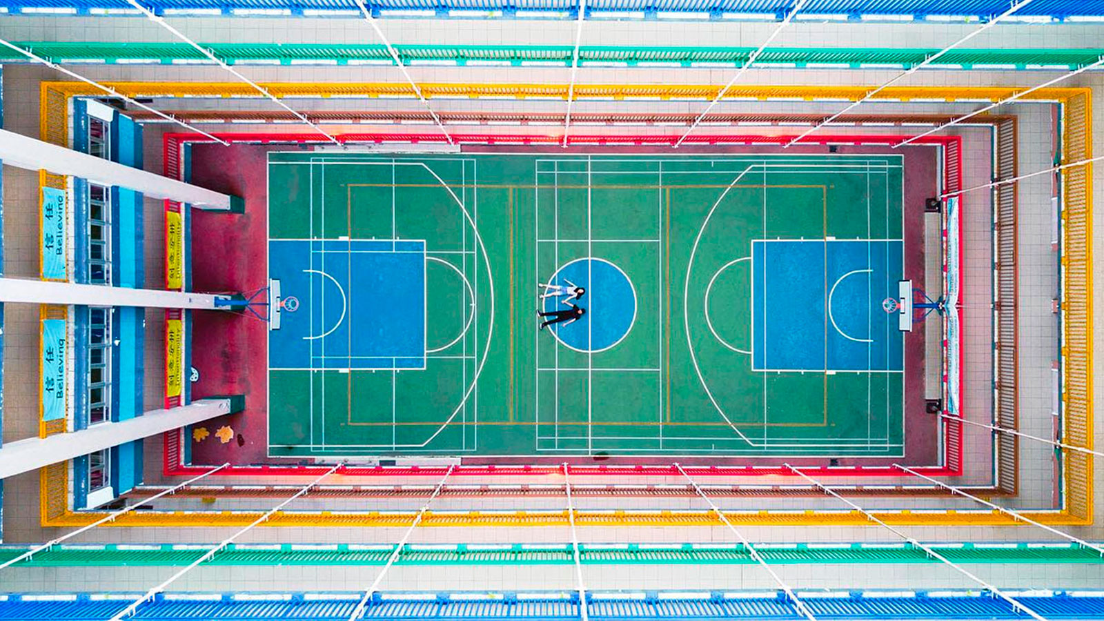 Simetrías y lineas rectas de todo mundo