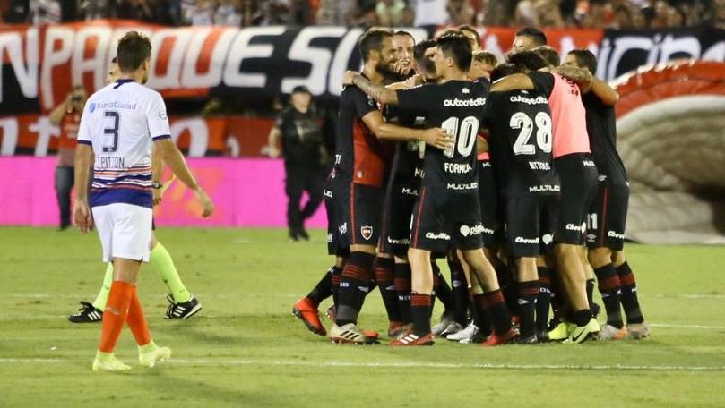 Todos abrazan al autor del gol. Moreno se estrenó en la red.