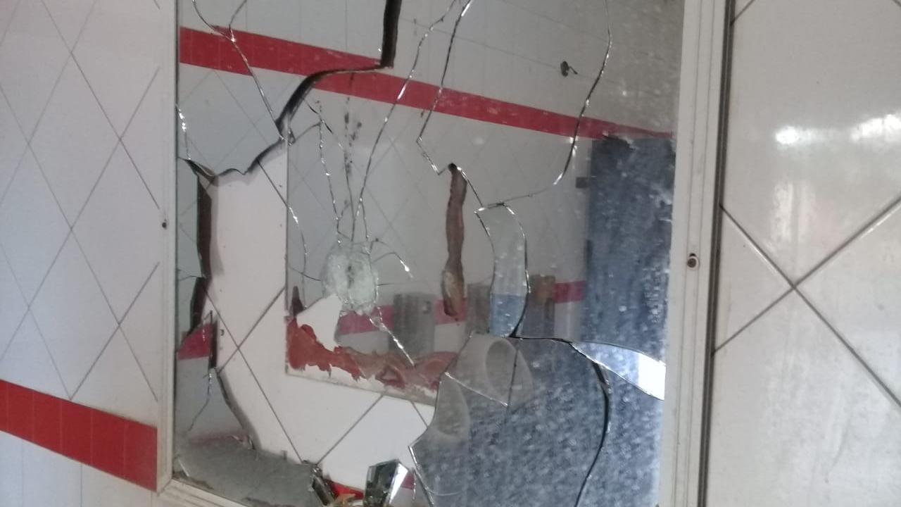 Así quedó el espejo del baño de la terminal.