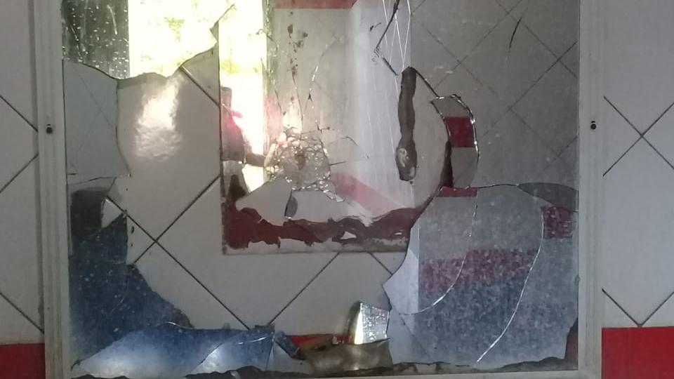 Así quedó el espejo del baño de la terminal.