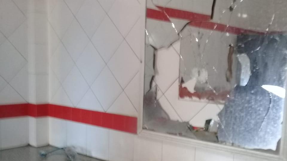 Así quedó el espejo del baño de la terminal.