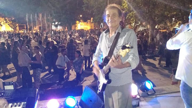 Juan Carlos Carreras y la guitarra, inseparables hace más de 40 años.