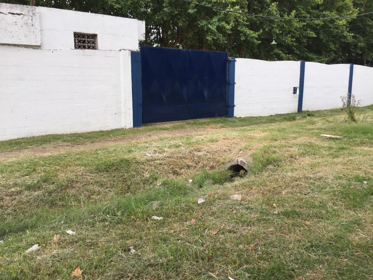 Así se ve la vereda del club en donde ocurrió el incidente.