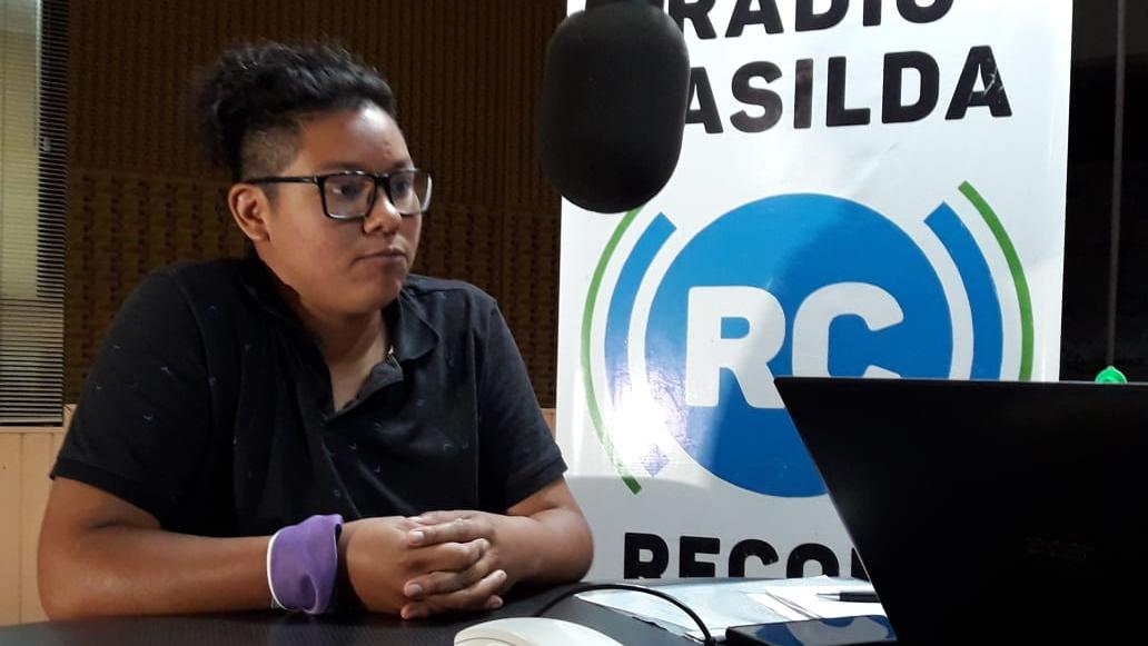 Tegan visitó el estudio mayor de Radio Casilda.