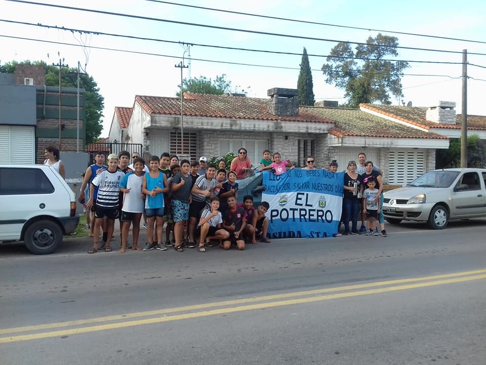 Todos juntos, así es como viven el fútbol día a día en la canchita.