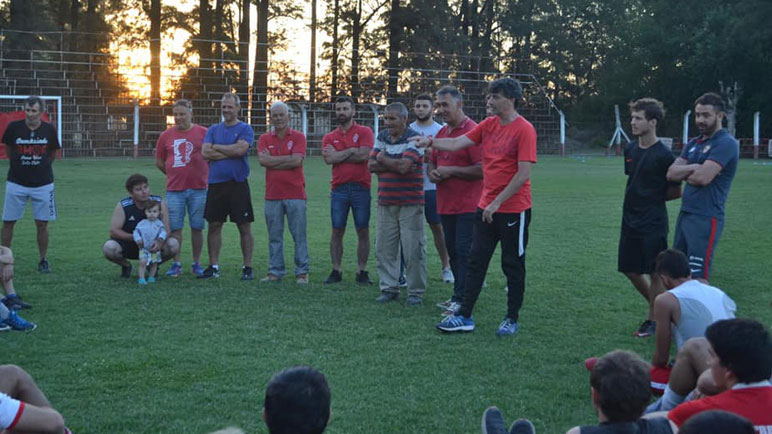 Jorge Marte y su cuerpo técnico en la presentación ante el plantel de Huracán.