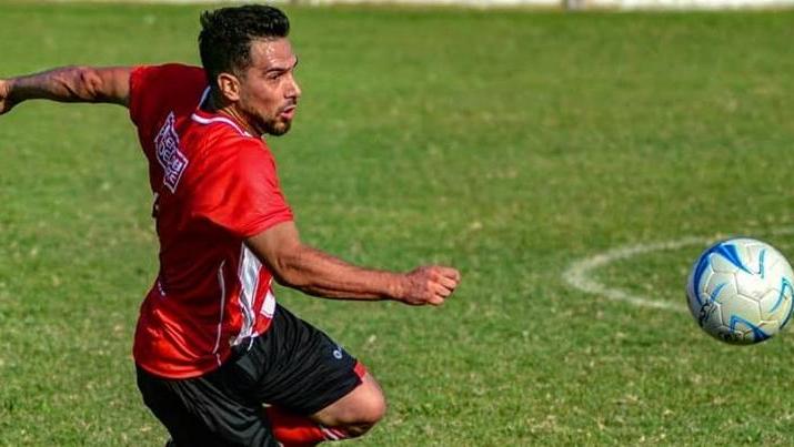 Alejandro en busca de lo que más protege: la pelota.