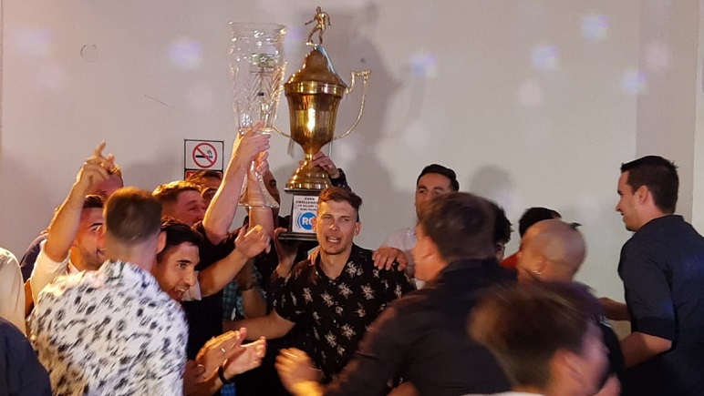 Los festejos interminables del Pincha, ahora con su copa.