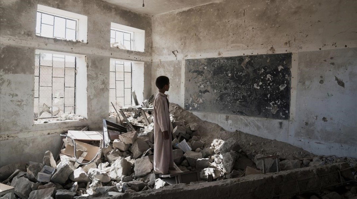 Un niño deambula en su escuela bombardeada, en las afueras de Kabul.