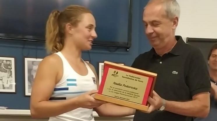 Nadia Poroska y Jorge Capella presidente de la Federación Santafesina de Tenis.