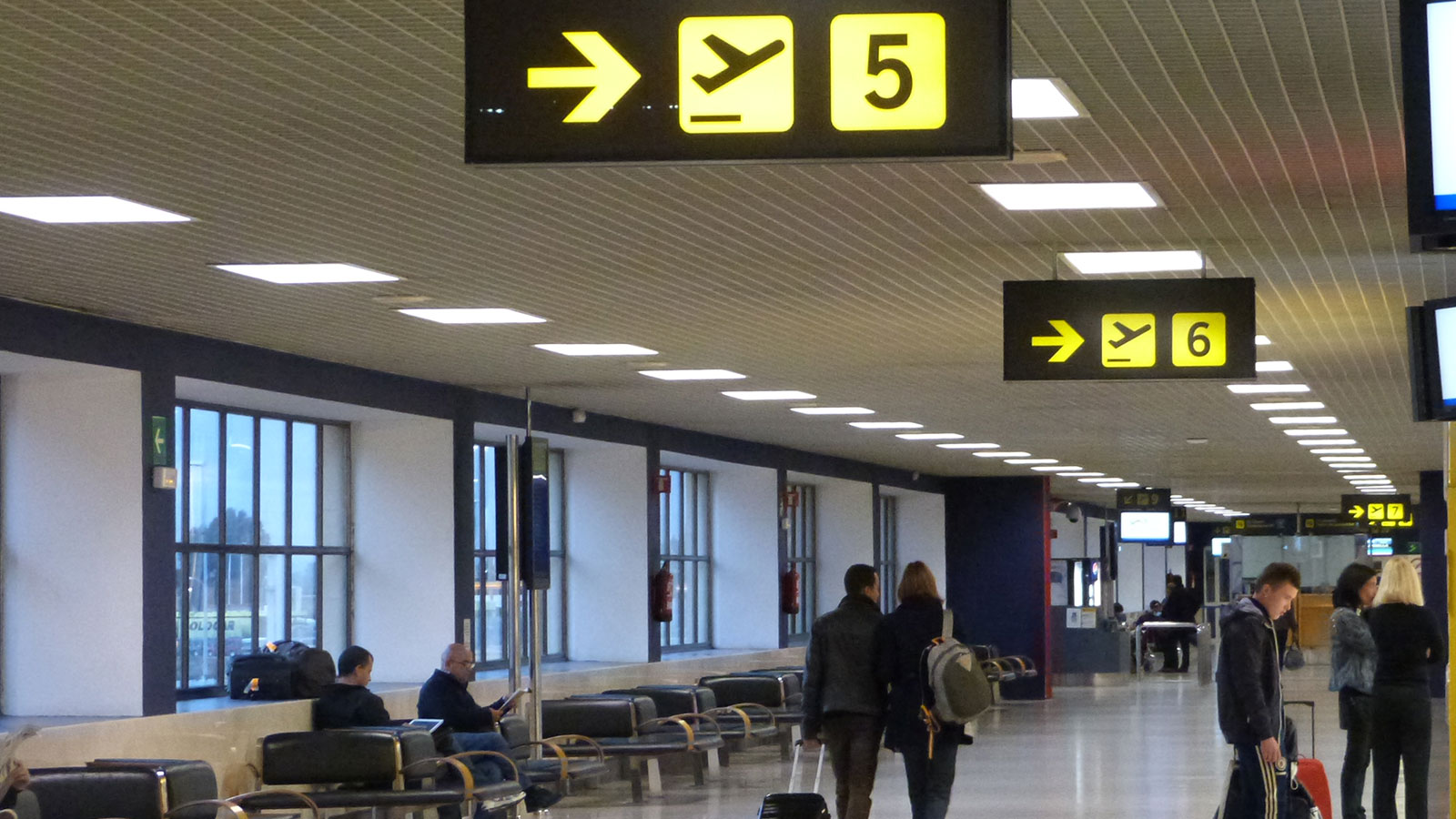Un aeropuerto armó un árbol de Navidad con todo lo confiscado en el año