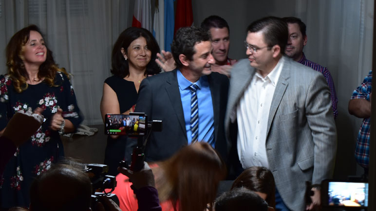 La firma oficial del traspaso de mando.
