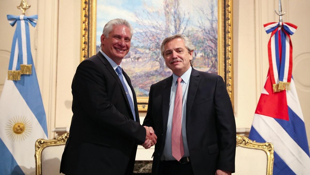El presidente tuvo que recibir en otro salón a su par de Cuba, Miguel Díaz - Canel.