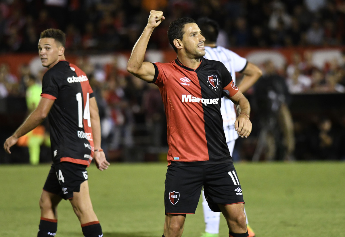 Maxi jugaría arriba con Leal y Albertengo arriba