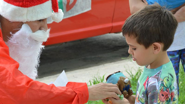 Papá Noel está llegando a la ciudad.