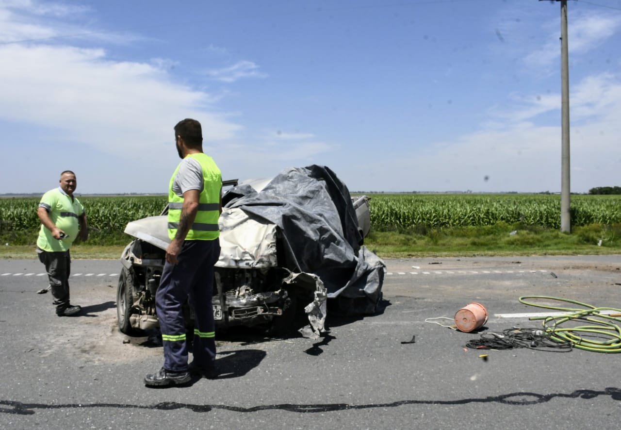 La pick up impactó de frente contra el acoplado del camión al cruzarse de carril.