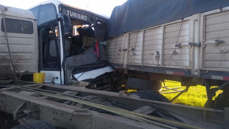 Un muerto tras chocar un camión y un colectivo que trasladaba juveniles