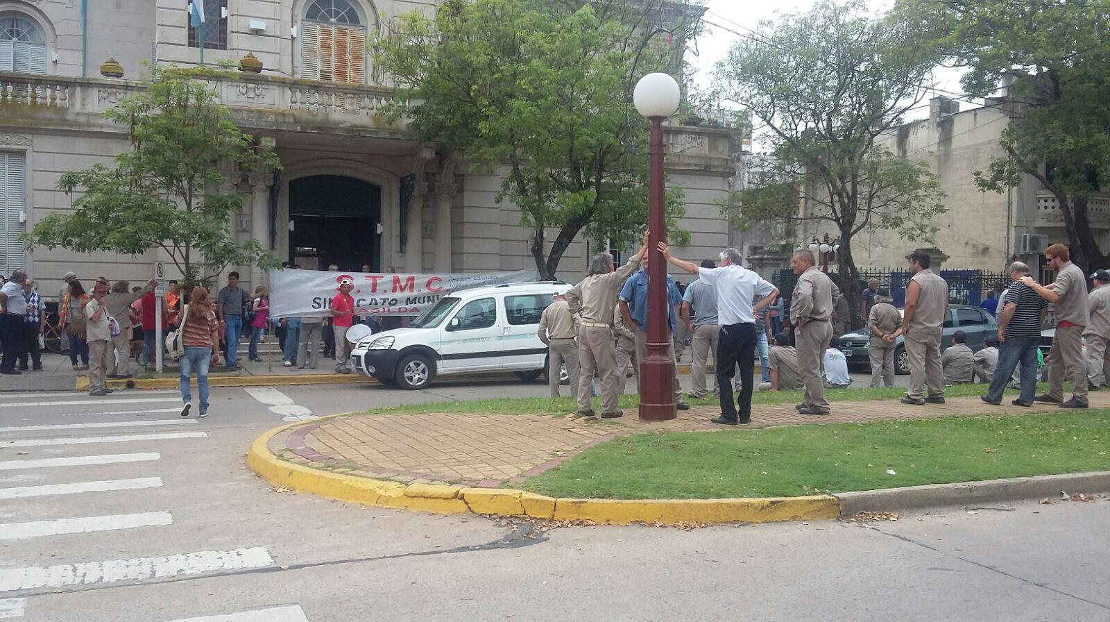 Los trabajadores municipales cobran pero sin horas extras