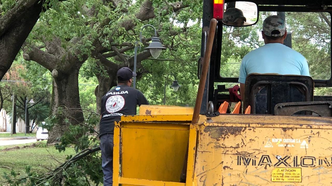 Cuadrillas municipales trabajan sin descanso para limpiar la ciudad.