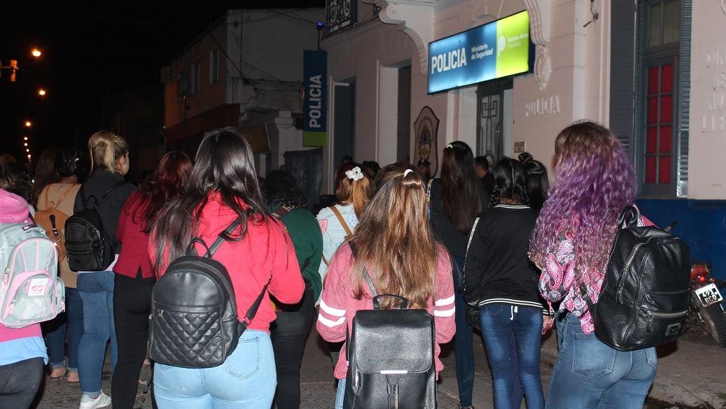 Amigas y familiares de la joven se manifestaron el martes frente a la Comisaría.