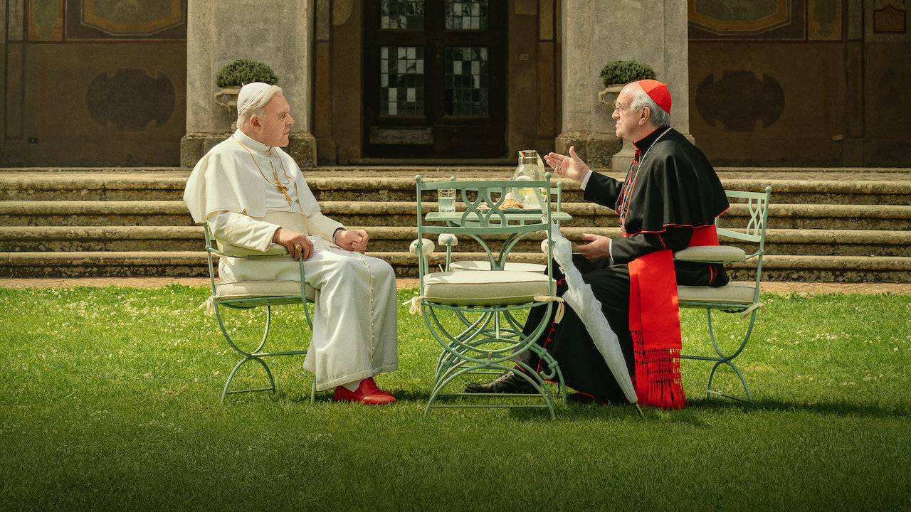 Anthony Hopkins como Benedicto, y Jonathan Pryce como Francisco, dos papas. 