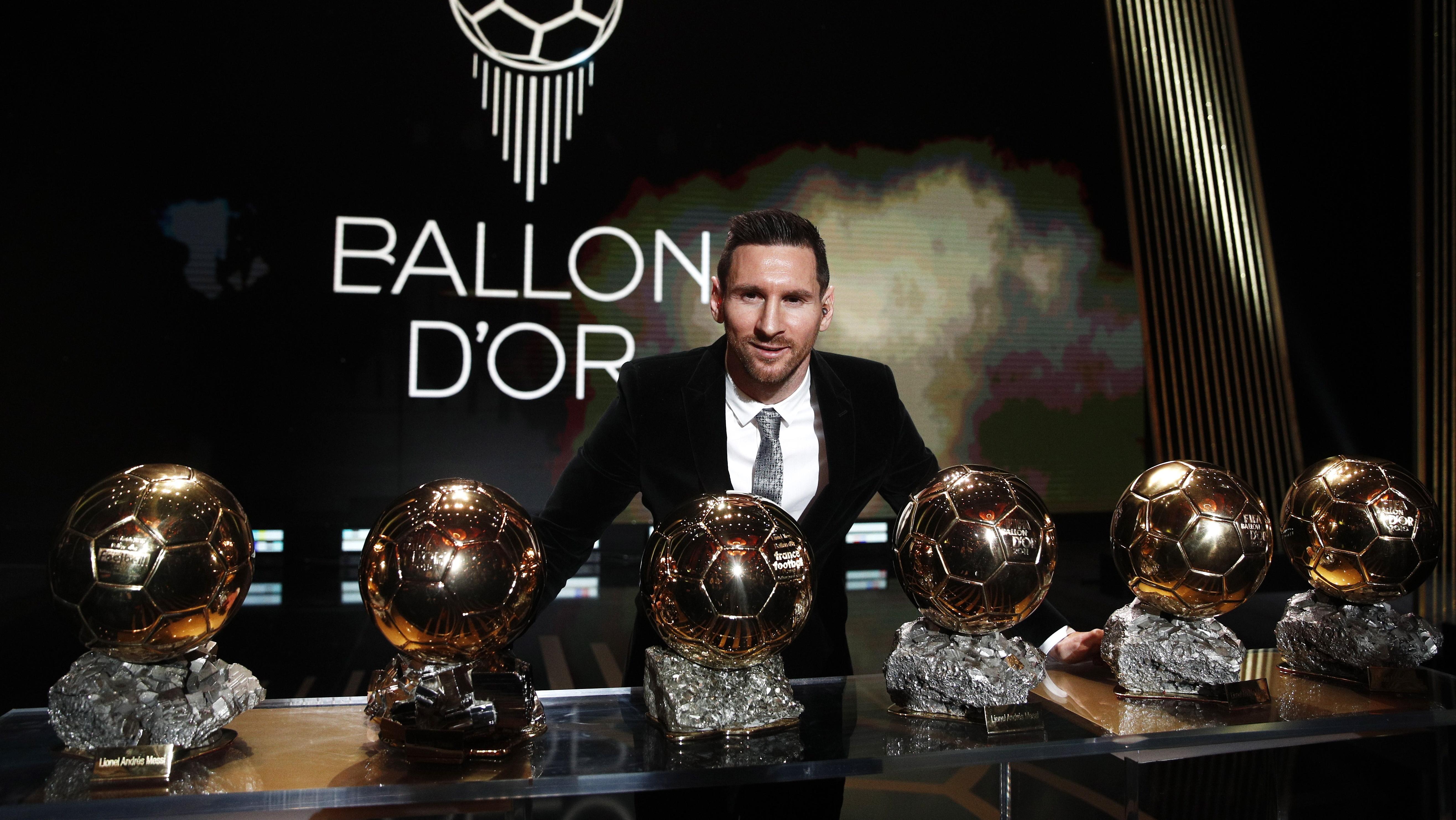 Messi muestra sus premios.