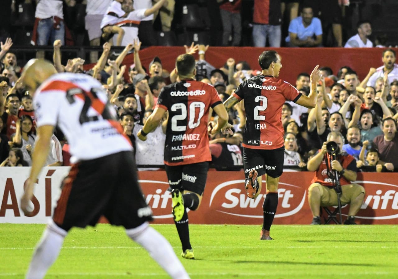 Lema cabeceó para el 1 a 0 y festeja. Newell's sonríe ante River.